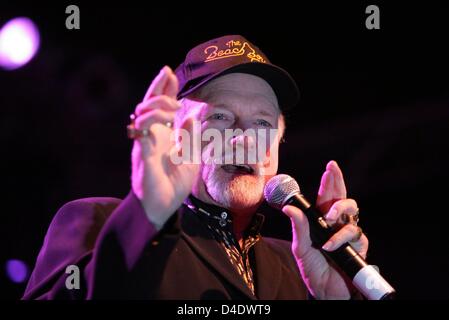 Mike Love, führt Sänger der "Beach Boys" auf der Bühne mit seiner Band auf dem Reitsport Festival "Pferde & Dreams" in Hagen in der Nähe von Osnabrück, 26. April 2008. Die Beach Boys Unterstützung so genannte therapeutische Reiten in den USA, sagte ein Sprecher der Organisatoren. Foto: Friso Gentsch Stockfoto