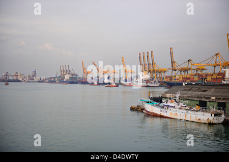 Sri Lanka Ports Authority, SLPA Colombo, Sri Lanka Colombo Port Authority Container Terminal, Portalkrane, Schiffe entladen-Boxen Stockfoto