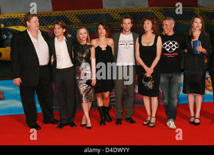 Die Besetzung von "Speed Racer" (L-R) John Goodman, Emile Hirsch, Christina Ricci, Jana Pallaske, Christian Oliver, Susan Sarandon, Ralph Herforth und Cosma Shiva Hagen posieren auf dem roten Teppich für die Europa-Premiere ihres Films in Berlin, Deutschland, 28. April 2008 eintreffen. Der Film ist in den deutschen Kinos vom 01. Mai ab. Foto: JENS KALAENE Stockfoto