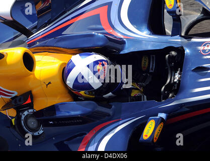 Schottische Formel1-Fahrer David Coulthard von Red Bull Racing steuert seine Auto-Trog der Boxengasse während des ersten Trainings am Circuit de Catalunya in Barcelona in der Nähe von Barcelona, Spanien, 25. April 2008. Foto: GERO BRELOER Stockfoto