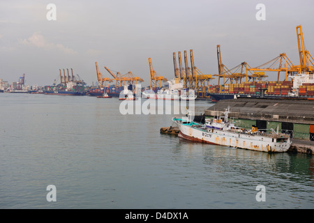 Sri Lanka Ports Authority, SLPA Colombo, Sri Lanka Colombo Port Authority Container Terminal, Portalkrane, Schiffe entladen-Boxen Stockfoto