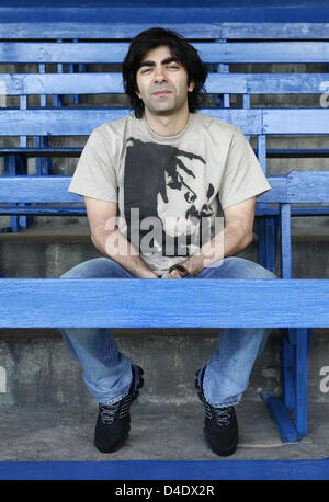 Deutsch-türkische Regisseur Fatih Akin sitzt auf der Tribüne des fünften Liga Vereins SC Victoria Hamburg, Germany, 23. April 2008. Stark profilierte Filmemacher Akin und seine Agentur veranstalten ein Benefiz-Fußballspiel namens "Kicken Mit Herz" (Kick es gutmütig), am 4. Mai 2008 mit VIPs aus Film, Fernsehen, Musik und show-Business. 4. Mai jährt sich zum 20. Mal der Stockfoto