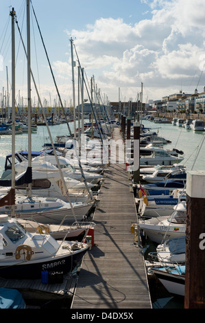 Boote und Yachten in Brighton Marina, Brighton, East Sussex, England, UK Stockfoto