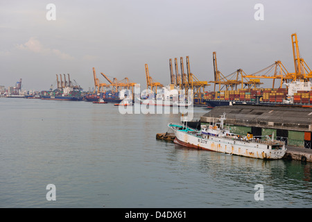 Sri Lanka Ports Authority, SLPA Colombo, Sri Lanka Colombo Port Authority Container Terminal, Portalkrane, Schiffe entladen-Boxen Stockfoto