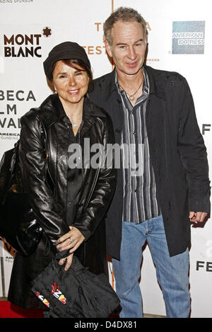 US-ehemaliger Tennis-Champion John McEnroe (R) und seine Frau Sängerin Patty Smyth (L) kommt für die Premiere des Films "War, Inc." Premiere auf dem Tribeca Film Festival 2008 in New York City, NY, USA, 28. April 2008. Foto: Hubert Boesl Stockfoto