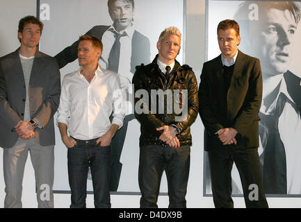 (L-R) Fußball Team Torwart Jens Lehmann, kanadische Rock-Musiker und Fotograf Bryan Adams, deutsche internationale Bastian Schweinsteiger und general Manager der deutschen Nationalmannschaft OLiver Bierhoff stellen bei der Vernissage zur Fotoausstellung "Männer zeigen Strenesse" in München, 29. April 2008. Mr. Adams hatte der deutsche Fußball-Nationalmannschaft in der la porträtiert. Stockfoto