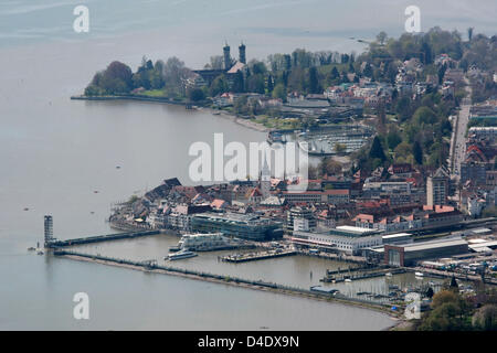 Die Luftaufnahme aus einem Zeppelin zeigt Friedrichshafen am Bodensee, Deutschland, 26. April 2008. Foto: Patrick Seeger Stockfoto