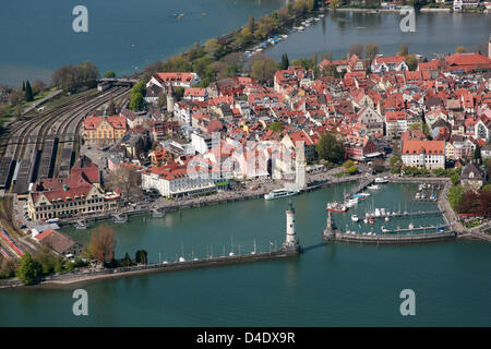 Die Luftaufnahme aus einem Zeppelin zeigt Lindau am Bodensee, Deutschland, 26. April 2008. Foto: Patrick Seeger Stockfoto