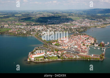 Die Luftaufnahme aus einem Zeppelin zeigt Lindau am Bodensee, Deutschland, 26. April 2008. Foto: Patrick Seeger Stockfoto