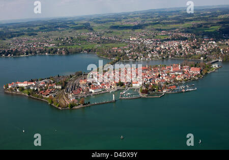 Die Luftaufnahme aus einem Zeppelin zeigt Lindau am Bodensee, Deutschland, 26. April 2008. Foto: Patrick Seeger Stockfoto