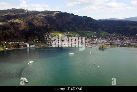 Die Luftaufnahme aus einem Zeppelin zeigt Bregenz am Bodensee, Österreich, 26. April 2008. Foto: Patrick Seeger Stockfoto