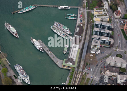 Die Luftaufnahme aus einem Zeppelin zeigt Bregenz am Bodensee, Österreich, 26. April 2008. Foto: Patrick Seeger Stockfoto