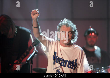 Schottische Sängerin Dan McCafferty (C) und seine Band Nazareth führen Sie während der Aufzeichnung der deutschen privaten TV-Sender RTL 50. "ultimative Chartshow" in Köln, 29. April 2008. Die Jubiläums-Ausgabe 02 Mai, 21:15 CET Wille vorhanden die 50 "erfolgreichsten Rock-Klassiker aller Zeiten" ausgestrahlt werden. Foto: Jörg CARSTENSEN Stockfoto