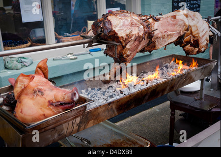 Schwein braten auf einem Grill Spieß, Großbritannien Stockfoto