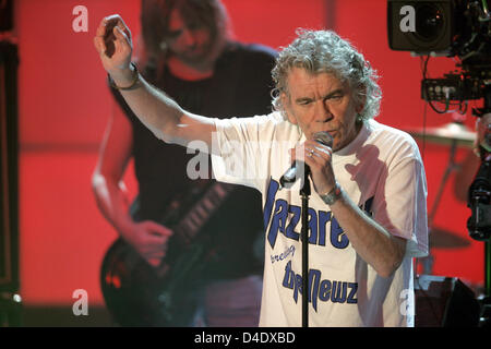 Schottische Sängerin Dan McCafferty (C) und seine Band Nazareth führen Sie während der Aufzeichnung der deutschen privaten TV-Sender RTL 50. "ultimative Chartshow" in Köln, 29. April 2008. Die Jubiläums-Ausgabe 02 Mai, 21:15 CET Wille vorhanden die 50 "erfolgreichsten Rock-Klassiker aller Zeiten" ausgestrahlt werden. Foto: Jörg CARSTENSEN Stockfoto