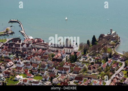 Die Luftaufnahme aus einem Zeppelin zeigt Langenargen am Bodensee, Deutschland, 26. April 2008. Foto: Patrick Seeger Stockfoto