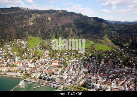 Die Luftaufnahme aus einem Zeppelin zeigt Bregenz am Bodensee, Österreich, 26. April 2008. Foto: Patrick Seeger Stockfoto