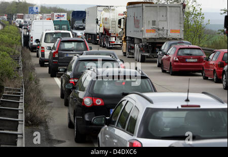 Das Bild zeigt einen Stau auf der Autobahn A7 in der Nähe von Hildesheim, Deutschland, 29. April 2008. Die A7 ist eine wichtigsten Nord-Süd-Verbindung in Deutschland. Foto: FRANK Mai Stockfoto