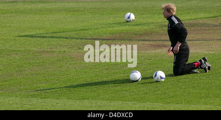 FC Bayern Torwart Oliver Kahn ist während der letzten Trainingseinheit am Petrowski-Stadion in Sankt Petersburg, Russland, 30. April 2008 gezeigt. FC Bayern München wird Gesicht Zenit St. Petersburg in den UEFA-Cup Halbfinale Rückspiel am Donnerstag, 01 Mai übereinstimmen. Foto: MATTHIAS SCHRADER Stockfoto