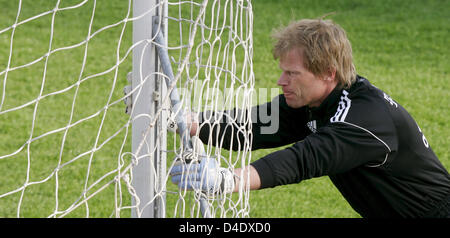 FC Bayern Torwart Oliver Kahn ist während der letzten Trainingseinheit am Petrowski-Stadion in Sankt Petersburg, Russland, 30. April 2008 gezeigt. FC Bayern München wird Gesicht Zenit St. Petersburg in den UEFA-Cup Halbfinale Rückspiel am Donnerstag, 01 Mai übereinstimmen. Foto: MATTHIAS SCHRADER Stockfoto