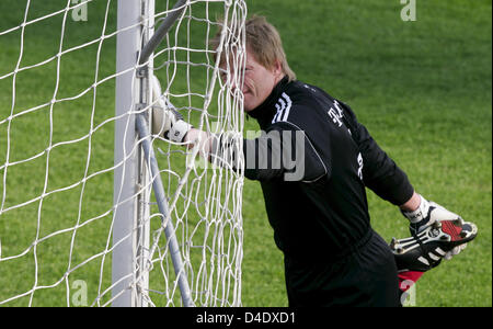 FC Bayern Torwart Oliver Kahn ist während der letzten Trainingseinheit am Petrowski-Stadion in Sankt Petersburg, Russland, 30. April 2008 gezeigt. FC Bayern München wird Gesicht Zenit St. Petersburg in den UEFA-Cup Halbfinale Rückspiel am Donnerstag, 01 Mai übereinstimmen. Foto: MATTHIAS SCHRADER Stockfoto