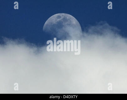 (Dpa-Datei) - die Datei Bild vom 9. Oktober 2007 zeigt den Halbmond blickte hinter einer Wolke über Frankfurt Main, Deutschland. Foto: Frank Rumpenhorst Stockfoto