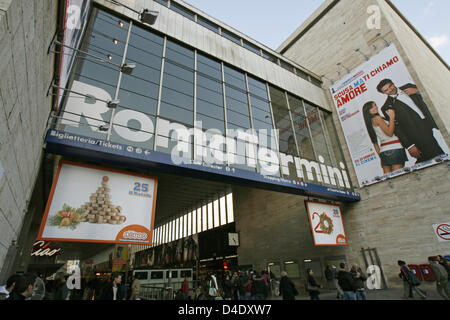 Außenansicht auf den Seiteneingang zum Bahnhof Termini, dem Hauptbahnhof von Rom, Italien, 1. Februar 2008. Foto: Lars Halbauer Stockfoto