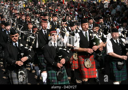 Pipers führen während der "10. Highland Gathering" und "International Pipe Band Championships" in Peine, Deutschland, Peine 3. Mai 2008. Während die 10. Highland Gathering können Festivalbesucher schottische Bräuche und Traditionen zu erleben und beobachten der Peine International Pipe Band Championships. Die "Highland Games" verfügen über Wettbewerbe im Tauziehen, Baumstammwerfen werfen und Stein werfen. P Stockfoto