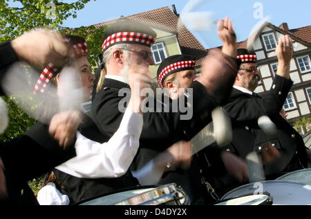 Schlagzeuger der "Schottische Kultur Club Peine" führen während der "10. Highland Gathering" und "International Pipe Band Championships" in Peine, Deutschland, Peine 3. Mai 2008. Während die 10. Highland Gathering können Festivalbesucher schottische Bräuche und Traditionen zu erleben und beobachten der Peine International Pipe Band Championships. Die "Highland Games" Feature Wettbewerbe im Tauziehen, Stockfoto