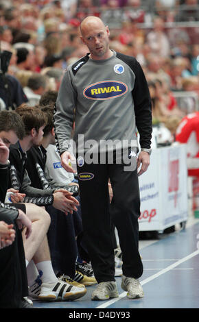 FC Kopenhagen-Cheftrainer Magnus Andersson steht an der Seitenlinie während der Handball EHF-Cup erste Bein letzten HSG Nordhorn Vs FC Kopenhagen im "Euregium" Arena in Nordhorn, Deutschland, 4. Mai 2008. Nordhorn gewann das Spiel 31-27. Foto: FRISO GENTSCH Stockfoto