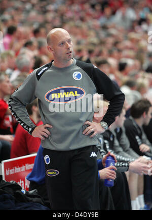 FC Kopenhagen Trainer Magnus Andersson Uhren der Handball EHF-Cup erste Bein letzten HSG Nordhorn Vs FC Kopenhagen im "Euregium" Arena in Nordhorn, Deutschland, 4. Mai 2008. Nordhorn gewann das Spiel 31-27. Foto: FRISO GENTSCH Stockfoto