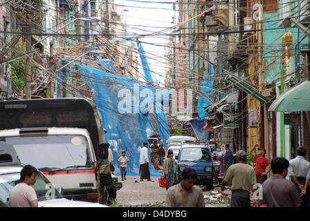 Bürgerinnen und Bürger untersuchen den Schaden in einer engen Straße in Yangon, Myanmar, 5. Mai 2008. Internationaler Hilfe hat begonnen nach Zyklon "Nargis" in Myanmar, verwüstet, obwohl die genaue Situation in dem Land, das von der Militärjunta von der Außenwelt isoliert ist, unklar bleibt. Die meisten Verkehrswege sind blockiert, Myanmars Regierung geht davon aus, dass mehr als 15.000 Menschen ums Leben kamen und Hun Stockfoto