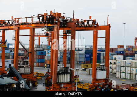 Sri Lanka Ports Authority, SLPA Colombo, Sri Lanka Colombo Port Authority Container Terminal, Portalkrane, Schiffe entladen-Boxen Stockfoto