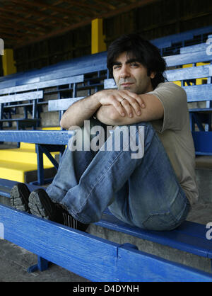 Deutsch-türkische Regisseur Fatih Akin sitzt auf der Tribüne des fünften Liga Vereins SC Victoria Hamburg, Germany, 23. April 2008. Stark profilierte Filmemacher Akin und seine Agentur veranstalten ein Benefiz-Fußballspiel namens "Kicken Mit Herz" (Kick es gutmütig), am 4. Mai 2008 mit VIPs aus Film, Fernsehen, Musik und show-Business. 4. Mai jährt sich zum 20. Mal der Stockfoto