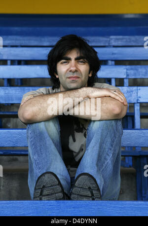 Deutsch-türkische Regisseur Fatih Akin sitzt auf der Tribüne des fünften Liga Vereins SC Victoria Hamburg, Germany, 23. April 2008. Stark profilierte Filmemacher Akin und seine Agentur veranstalten ein Benefiz-Fußballspiel namens "Kicken Mit Herz" (Kick es gutmütig), am 4. Mai 2008 mit VIPs aus Film, Fernsehen, Musik und show-Business. 4. Mai jährt sich zum 20. Mal der Stockfoto