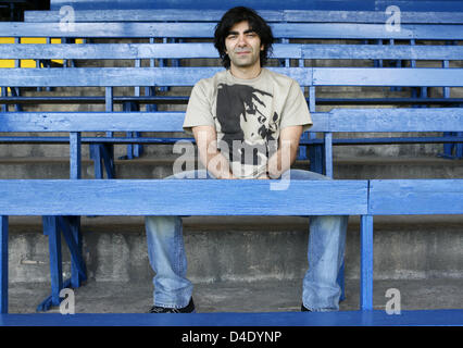 Deutsch-türkische Regisseur Fatih Akin sitzt auf der Tribüne des fünften Liga Vereins SC Victoria Hamburg, Germany, 23. April 2008. Stark profilierte Filmemacher Akin und seine Agentur veranstalten ein Benefiz-Fußballspiel namens "Kicken Mit Herz" (Kick es gutmütig), am 4. Mai 2008 mit VIPs aus Film, Fernsehen, Musik und show-Business. 4. Mai jährt sich zum 20. Mal der Stockfoto