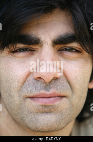 Deutsch-türkische Regisseur Fatih Akin auf der Tribüne des fünften Liga Vereins SC Victoria Hamburg, Germany, 23. April 2008 abgebildet. Stark profilierte Filmemacher Akin und seine Agentur veranstalten ein Benefiz-Fußballspiel namens "Kicken Mit Herz" (Kick es gutmütig), am 4. Mai 2008 mit VIPs aus Film, Fernsehen, Musik und show-Business. 4. Mai jährt sich zum 20. Mal Stockfoto