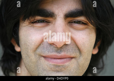 Deutsch-türkische Regisseur Fatih Akin lächelt auf der Tribüne des fünften Liga Vereins SC Victoria Hamburg, Germany, 23. April 2008. Stark profilierte Filmemacher Akin und seine Agentur veranstalten ein Benefiz-Fußballspiel namens "Kicken Mit Herz" (Kick es gutmütig), am 4. Mai 2008 mit VIPs aus Film, Fernsehen, Musik und show-Business. 4. Mai markiert die 20. Jahrestag o Stockfoto