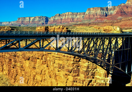 Vermilion Cliffs & der Navajo-Brücke überquert den Colorado River Marble Canyon in der Nähe von Lees Ferry im US-Bundesstaat Arizona. Stockfoto