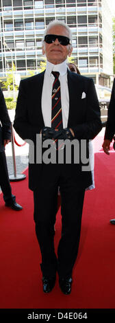 Modedesigner Karl Lagerfeld kommt für sprechende Serie "Burda Live" statt im Burda-Mediapark in Offenburg, Deutschland, 9. Mai 2008. Lagerfeld gab später zu, dass er weder eine Uhr trägt noch ein Handy besitzt. Foto: PATRICK SEEGER Stockfoto