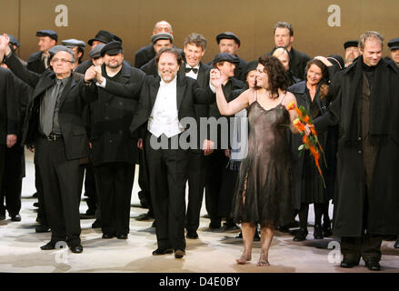 (R-L) Neuseeländer Bariton Teddy Tahu Rhodes, uns Sopranistin Sondra Radvanovsky, italienische Maestro Riccardo Chailly, und Regisseur Giancarlo del Monaco genießen den Applaus nach die Weltpremiere von "Manon Lescaut" von italienischen komponieren Giacomo Puccini (1858-1924) in seiner ursprünglichen Fassung von 1893 an der Gewandhaus-Oper Leipzig, Deutschland, 9. Mai 2008. Die komplette und originale Version von Stockfoto