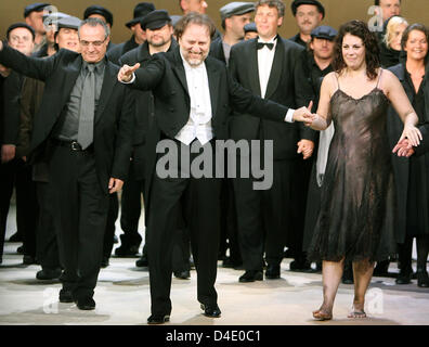 (R-L) US-Sopranistin Sondra Radvanovsky, italienische Maestro Riccardo Chailly, und Regisseur Giancarlo del Monaco genießen den Applaus nach die Weltpremiere von "Manon Lescaut" von italienischen komponieren Giacomo Puccini (1858-1924) in seiner ursprünglichen Fassung von 1893 an der Gewandhaus-Oper Leipzig, Deutschland, 9. Mai 2008. Die komplette und originale Version von Puccinis Oper hatte nicht seit inszeniert Stockfoto