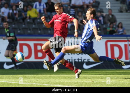 Nürnberg-Stürmer Angelos Charisteas (L) von der Berliner Josip Simunic (R) in der deutschen Bundesliga im Feld gebracht wird, nach unten Spiel Hertha BSC Berlin V 1. FC Nürnberg im Olympiastadion Berlin, Deutschland, 10. Mai 2008. Berlin zum Glück gewann das Spiel 1: 0, als zwei glasklare Elfmeter nicht nach Nürnberg verliehen wurden. Foto: Soeren Stache Stockfoto