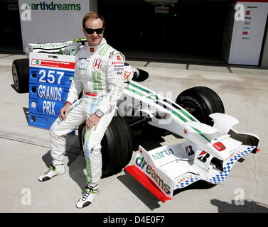 Brasilianische Formel-1-Pilot Rubens Barrichello Honda F1 stellt mit seinem Rennwagen und einem Pitboard Weiterlesen '257 Grands Prix' während der Feierlichkeiten zum Barrichello Grand Prix Rekord auf Istanbul Park Circuit in Istanbul, Türkei, 10. Mai 2008. Barrichello feiert sein 257. Rennen übertraf damit den Rekord von italienischen Riccardo Patrese seit 1993 zu Formel1 m Stockfoto