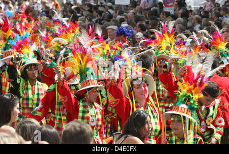 Bunt kostümierte und geschminkte Tänzer und Musiker aus Bolivien parade zu Karneval der Kulturen in Berlin, Deutschland, 11. Mai 2008. Die Parade ist der Höhepunkt der viertägigen Straßenkarneval rund 4.000 Teilnehmer aus 80 Nationen zusammenzubringen. Foto: SOEREN STACHE Stockfoto