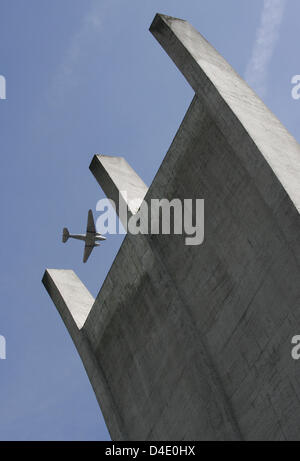 Ein Flugzeug des Typs Douglas DC-3 Dakota ("Rosinenbomber") fliegt während der 59. Jahrestag Feier des Endes der Berlin-Blockade in Berlin, Deutschland, 12. Mai 2008 über das Luftbrücke-Denkmal am Flughafen Tempelhof. Nach 462 Tage verlassen die Sowjets die Trennung von den drei Westsektoren von Berlin aus allen Zugängen am 12. Mai 1949. Davor die Amerikaner ein Stockfoto