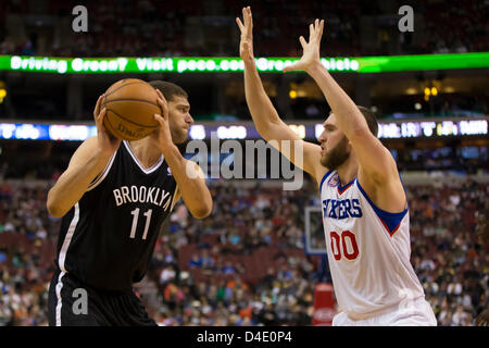 11. März 2013: Brooklyn Nets zentrieren Brook Lopez (11) in Aktion mit den Ball gegen die Philadelphia 76ers Center Spencer Hawes (00) während der NBA-Spiel zwischen der Brooklyn Nets und die Philadelphia 76ers im Wells Fargo Center in Philadelphia, Pennsylvania. Die Philadelphia 76ers schlagen die Brooklyn Nets, 106-97 Stockfoto
