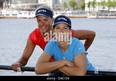 Okka rau (R) und Stephanie Pohl Deutschlands stellen nach einer Pressekonferenz in Hamburg, Germany, 13. Mai 2008. Das Hauptfeld des 32 Männer und 32 Frauen-Teams kämpfen um den Titel in der Beach Volleyball European Championship Final vom 10.-13 Juli im Hamburger Rathausmarkt Platz abgehalten. Foto: MARCUS BRANDT Stockfoto