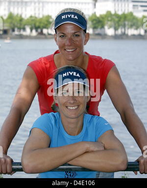 Okka Rau (vorne) und Stephanie Pohl Deutschlands stellen nach einer Pressekonferenz in Hamburg, Germany, 13. Mai 2008. Das Hauptfeld des 32 Männer und 32 Frauen-Teams kämpfen um den Titel in der Beach Volleyball European Championship Final vom 10.-13 Juli im Hamburger Rathausmarkt Platz abgehalten. Foto: MARCUS BRANDT Stockfoto