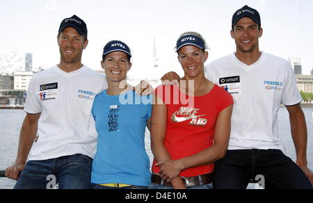 (L-R) Deutschlands Okka Rau, Stephanie Pohl, David Klemperer und Eric Koreng stellen nach einer Pressekonferenz in Hamburg, Germany, 13. Mai 2008. Das Hauptfeld des 32 Männer und 32 Frauen-Teams kämpfen um den Titel in der Beach Volleyball European Championship Final vom 10.-13 Juli im Hamburger Rathausmarkt Platz abgehalten. Foto: MARCUS BRANDT Stockfoto